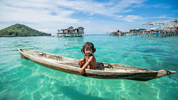 Petite fille Bajau seule sur son bateau. A Bornéo, Malaisie